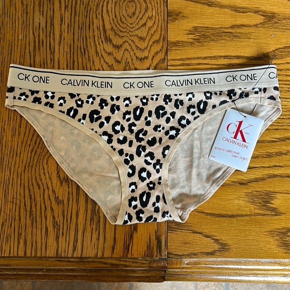 Calvin Klein CK One Women’s Bralette and Bikini Leopard Print Panty Set Medium - Picture 10 of 13